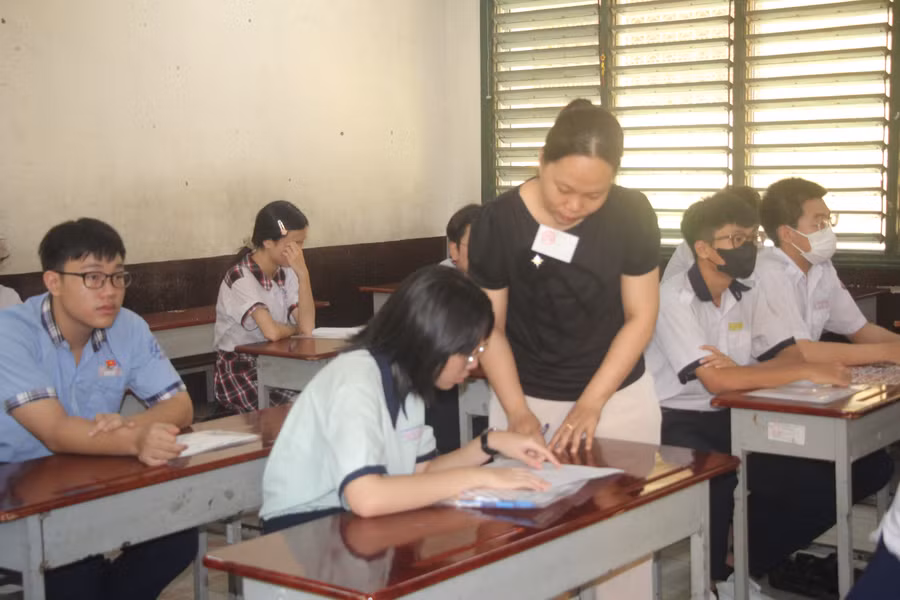 Cán bộ coi thi TPHCM phổ biến quy chế cho học sinh trong buổi làm thủ tục dự thi vào lớp 10 năm 2025.