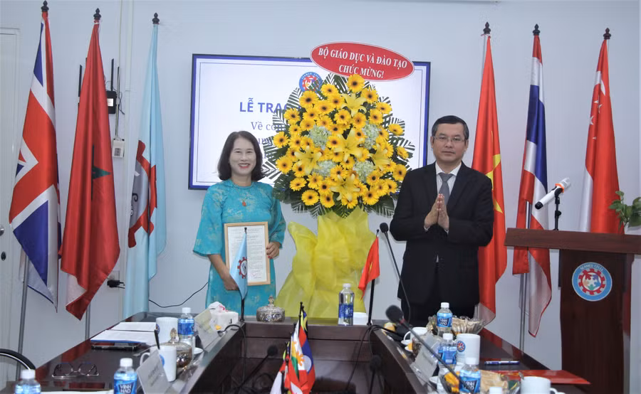 Thứ trưởng Nguyễn Văn Phúc chúc mừng Tiến sĩ Lê Thị Mỹ Hà.