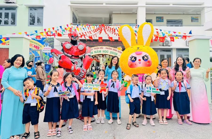 Học sinh Trường Tiểu học Thuận Kiều (phường Đông Hưng Thuận) trong ngày tựu trường năm học 2026-2027.