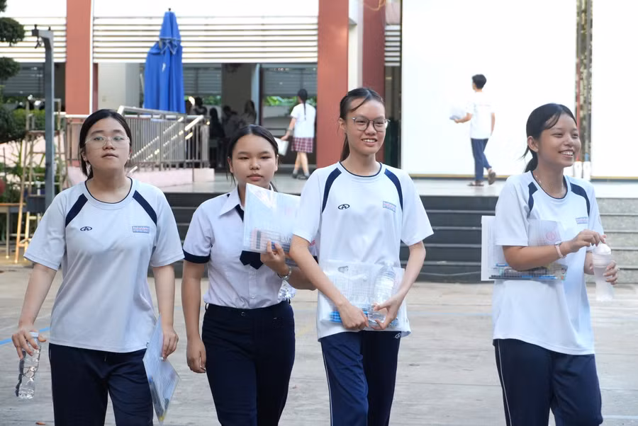 thi-sinh-buoc-vao-thi-toan-1.jpg