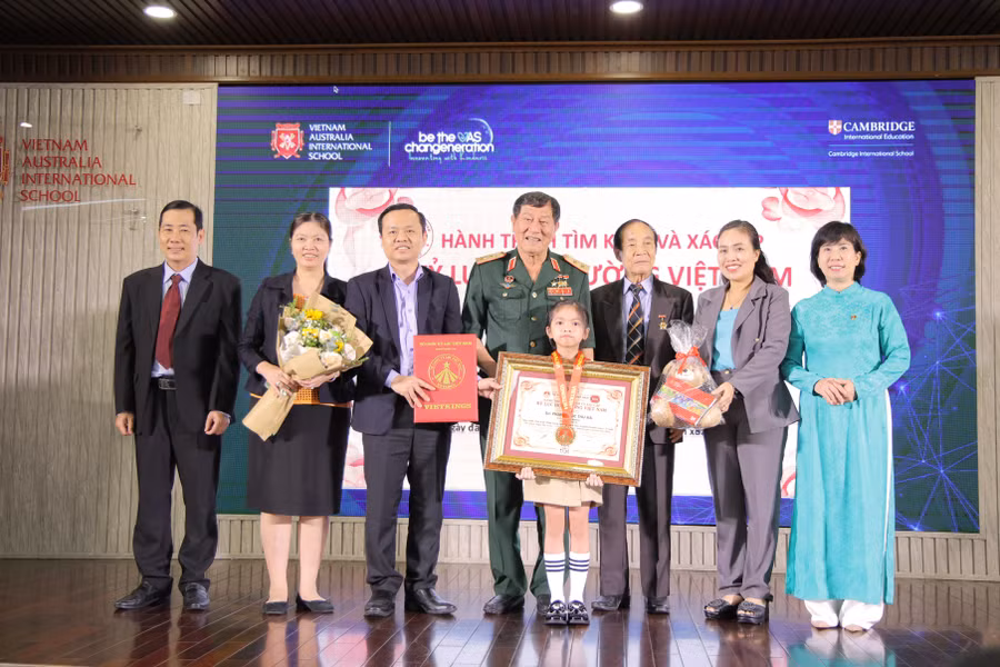 Anh hùng Phạm Tuân cùng đại diện lãnh đạo Tổ chức Kỷ lục Việt Nam và Hiệu trưởng Hệ thống VAS trao bằng Kỷ lục đến em Thư Hà. Ảnh: VietKings.