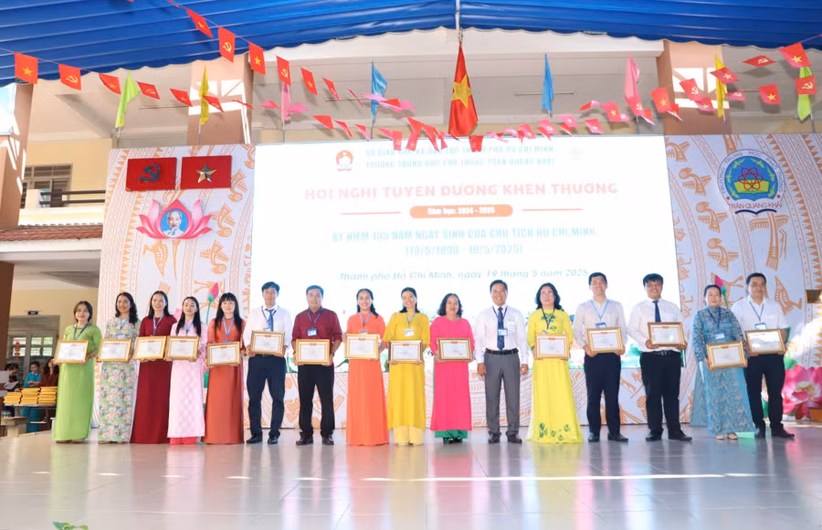Ông Nguyễn Tấn Tài, Hiệu trưởng Trường THPT Trần Quang Khải (TPHCM) trao khen thưởng cho các tập thể, cá nhân.