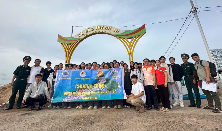 30 học sinh Trường THCS-THPT Thạnh An trước khi lên đường vào đất liền tham gia kỳ thi tốt nghiệp THPT.