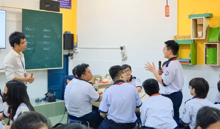 Tiết học STEM - nơi học sinh được tự do trình bày các ý tưởng và giáo viên sẽ là người hướng dẫn thêm.