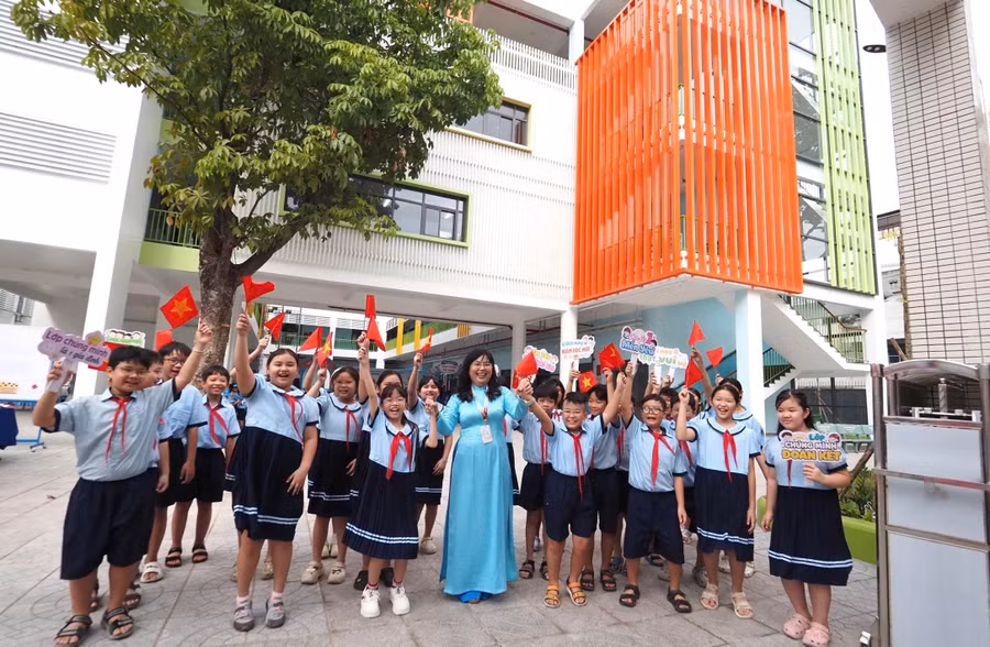 Cô trò Trường Tiểu học Phú Thọ vui mừng tại ngôi trường vừa mới xây. Ảnh: NTCC.