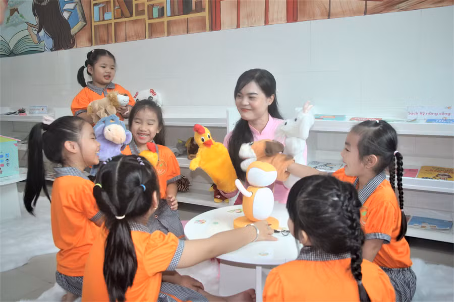 Trẻ Trường mầm non Tân Phong (phường Tân Hưng, TPHCM) trải nghiệm tai thư viên số của trường.