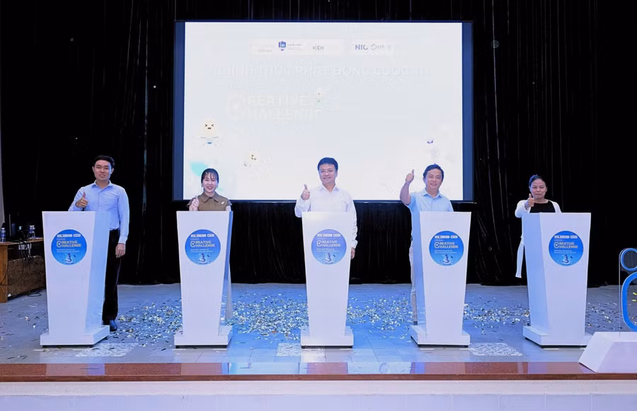 Ban Tổ chức triển khai Nghi thức Phát động cuộc thi Canva Creative Challenge.
