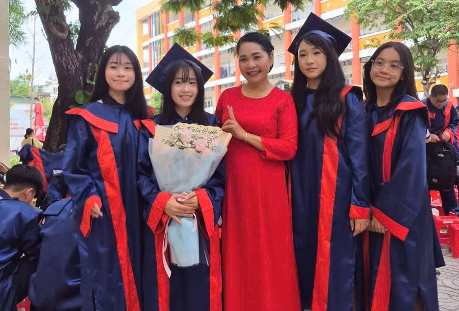 Cô Nguyễn Thị Hoà cùng học sinh.