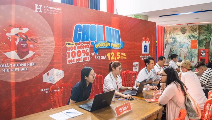 Các thí sinh và phụ huynh được tư vấn tại ngày hội Be a HIUER của Trường Đại học Quốc tế Hồng Bàng