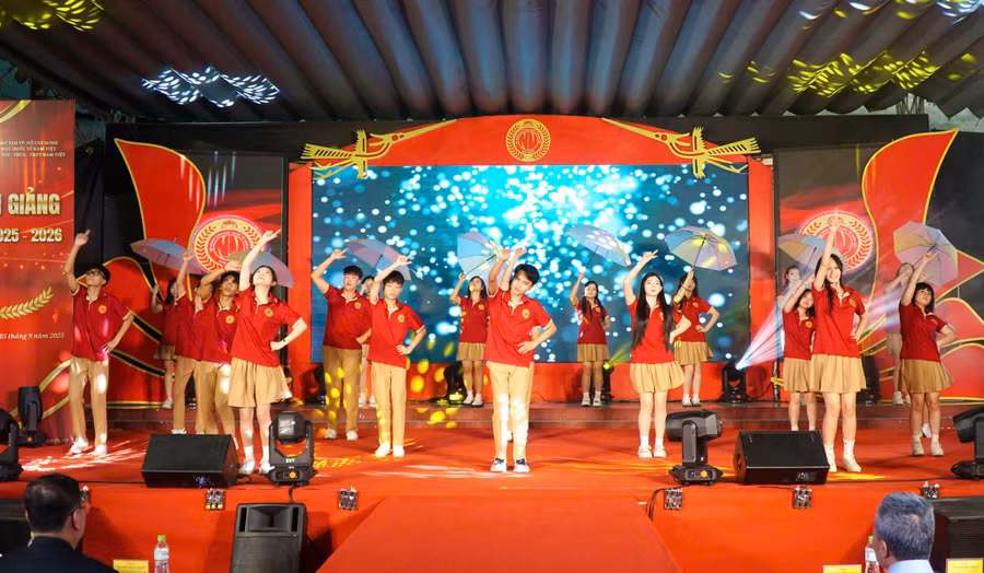 khai-giang-nam-viet-1.jpg