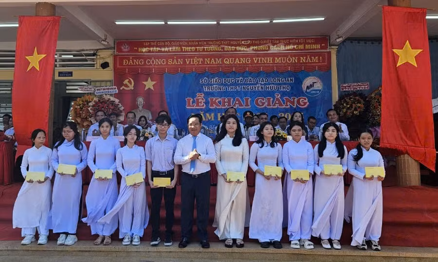 khai-giang-nam-hoc-moi-tai-long-an (3).jpg
