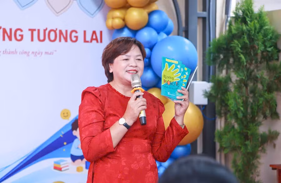 TS Phạm Thị Thuý trong một hoạt động chia sẻ với học sinh về kỹ năng bảo vệ bản thân.