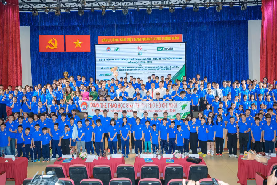 Đoàn thể thao học sinh TPHCM tham dự Giải Thể thao học sinh phổ thông toàn quốc năm 2026 chụp hình lưu niệm với lãnh đạo TPHCM và Sở GD&ĐT.
