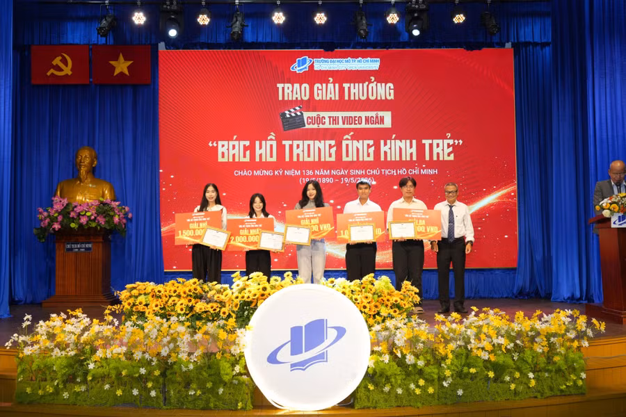 TS Đỗ Sa Kỳ trao giải thưởng cuộc thi video ngắn “Bác Hồ trong ống kính trẻ”.