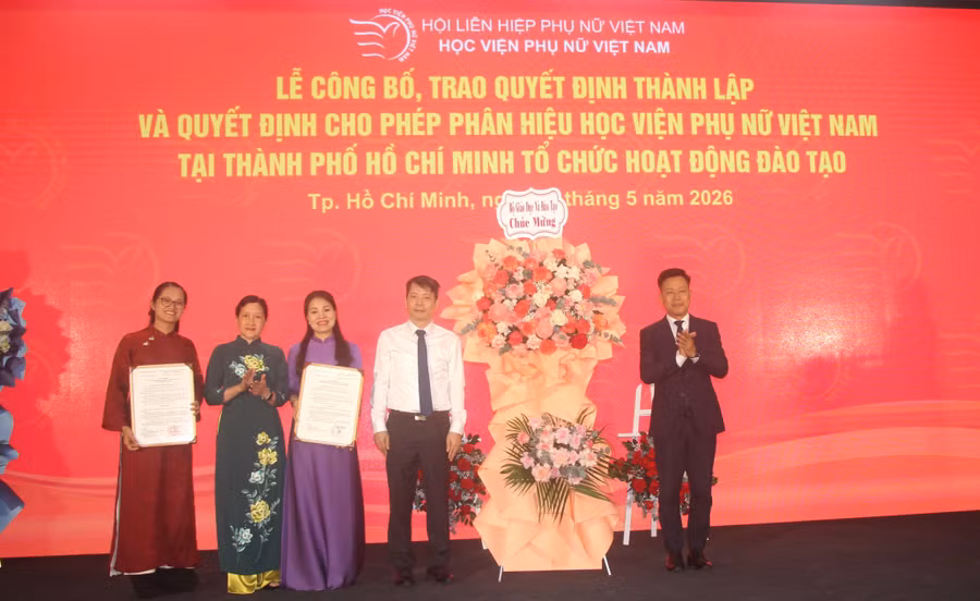 Thứ trưởng Lê Quân trao Quyết định thành lập và Quyết định cho phép Phân hiệu Phụ nữ Việt Nam tại TPHCM tổ chức hoạt động đào tạo.