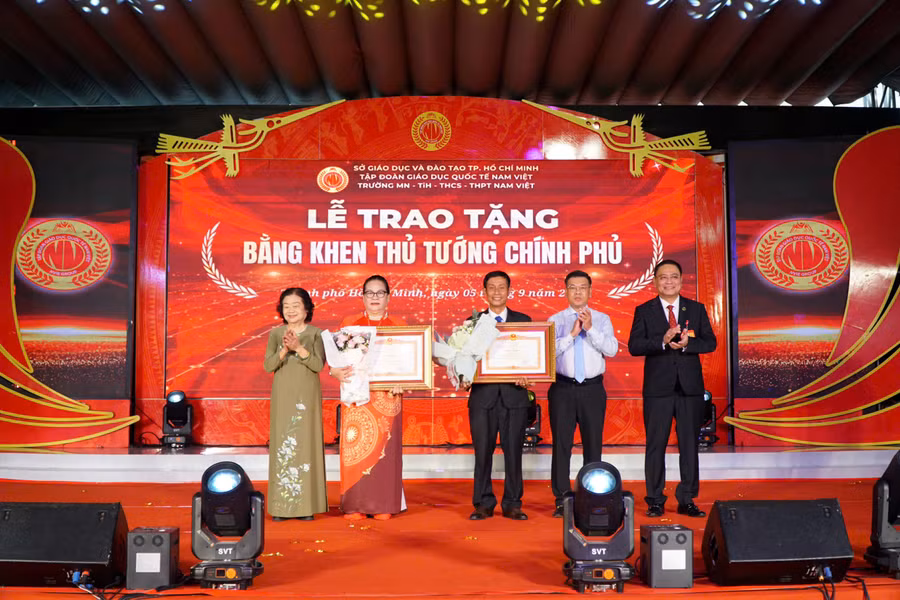 khai-giang-nam-viet-1.jpg