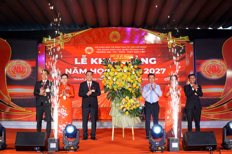 khai-giang-nam-viet-3.jpg