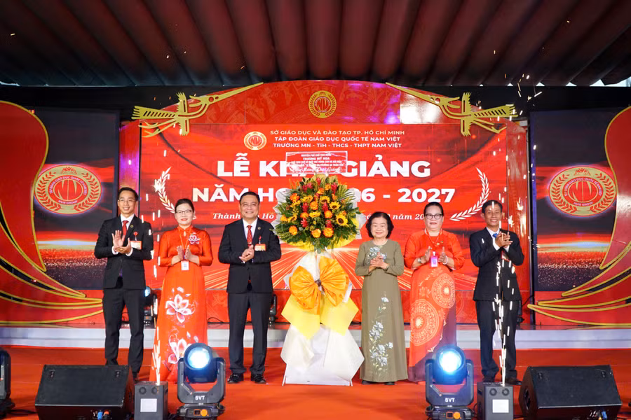 Bà Trương Mỹ Hoa tặng hoa chúc mừng Trường MN-TH-THCS-THPT Nam Việt.