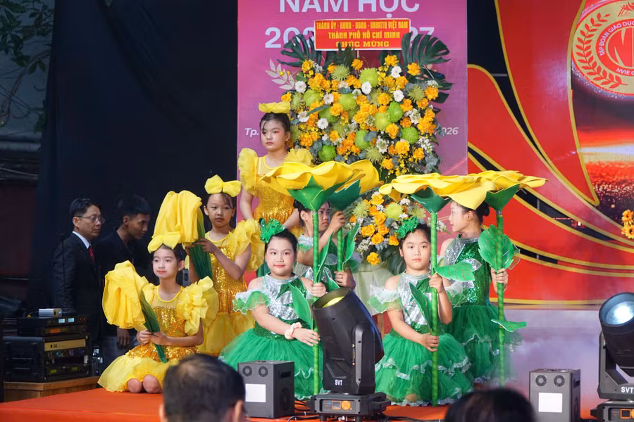 khai-giang-nam-viet-4.jpg