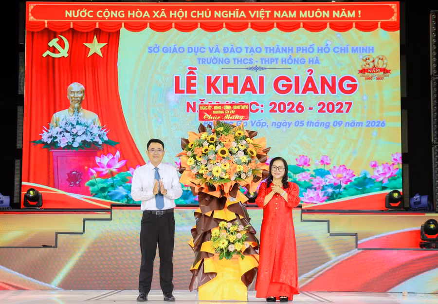 Lãnh đạo Phường Gò Vấp tặng hoa chúc mừng Trường THCS-THPT Hồng Hà dịp khai giảng.