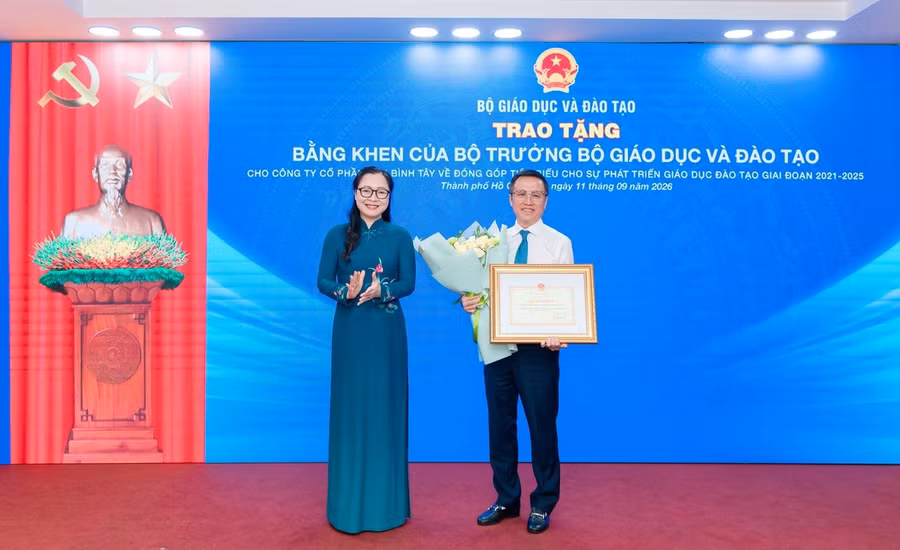 Thứ trưởng Nguyễn Thị Quyên Thanh trao bằng khen cho ông Nguyễn Xuân Dũng, Chủ tịch HĐQT BITEX Group.