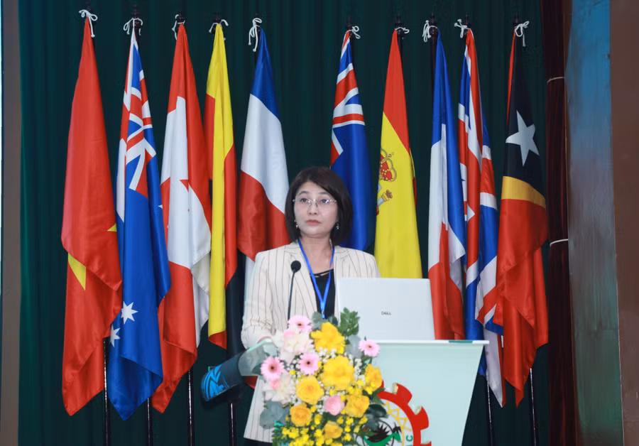 Bà Lê Thị Thùy Dương phát biểu tại hội thảo. hoi-tha-quoc-te.jpg