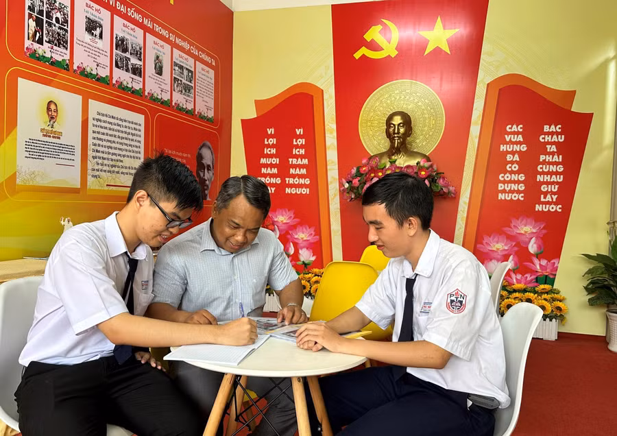 Lê Hoàng (ngoài cùng bên trái) dự kiến xét tuyển vào Khoa Răng Hàm Mặt, Trường ĐH Y Dược TPHCM.
