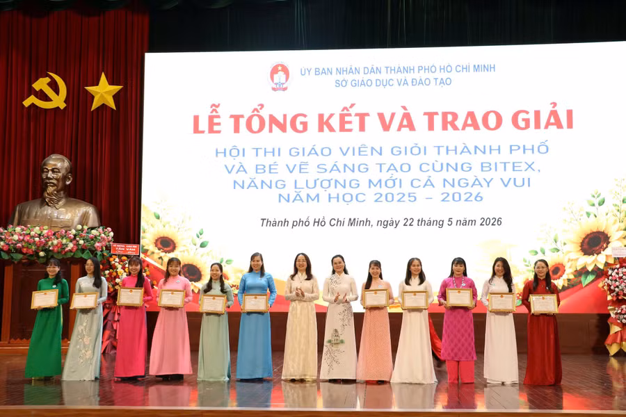 Lãnh đạo Sở GD&ĐT TPHCM trao giải nhất cho các giáo viên.