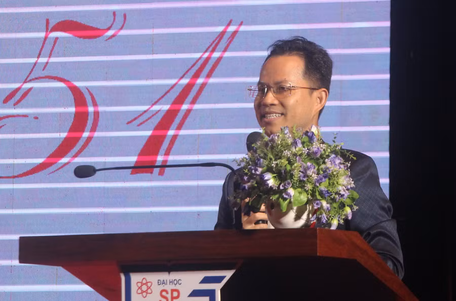 tan-sinh-vien.jpg