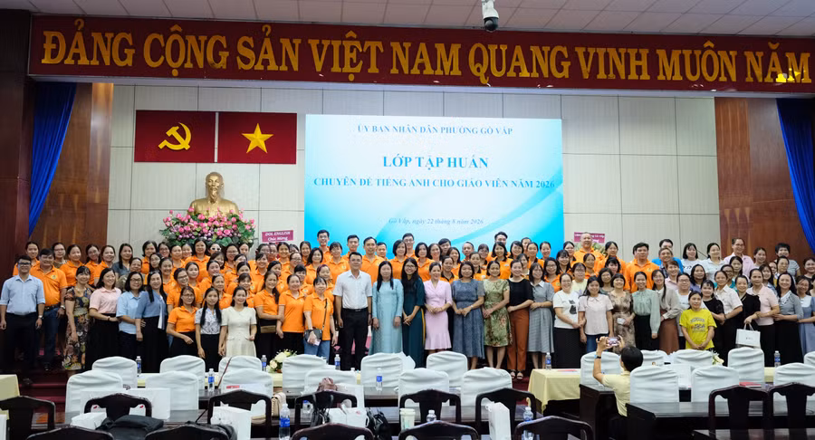 Các giáo viên tham gia tập huấn “Nâng cao hiệu quả dạy và học tiếng Anh bằng tư duy Linearthinking”.