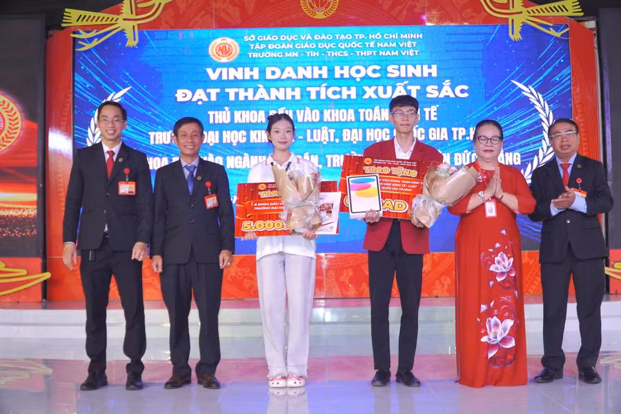 Trường MN, TH, THCS và THPT Nam Việt vinh danh học sinh đạt thành tích xuất sắc trong đợt tuyển sinh đại học năm 2026.
