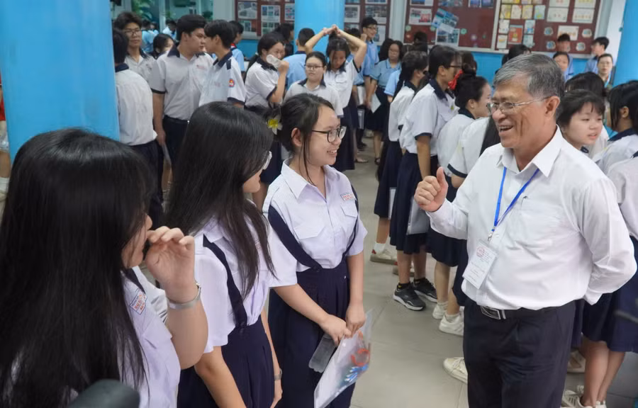 Ông Nguyễn Văn Hiếu, Giám đốc Sở GD&ĐT TPHCM động viên thí sinh tại Điểm thi Trường THCS Đoàn Thị Điểm (phường Nhiêu Lộc). 