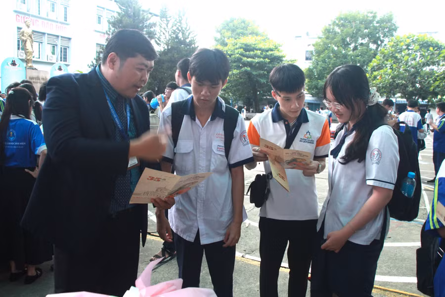 Nhiều thông tin bổ ích đến với học sinh Trường THPT Nguyễn Trãi tại buổi khai mạc. anh-2.jpg
