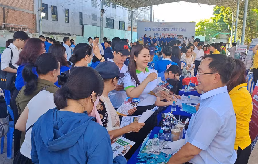 Việc tổ chức các sàn giao dịch việc làm là hoạt động thiết thực góp phần mở rộng cơ hội việc làm cho nhân lực trẻ.
