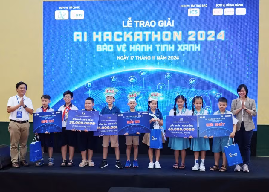 Ban tổ chức trao giải cho các đội thi Chung kết AI Hackathon 2024.