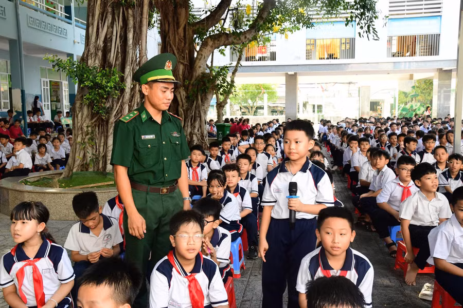 Cán bộ Hải đoàn Biên phòng 18 giao lưu với các em học sinh.