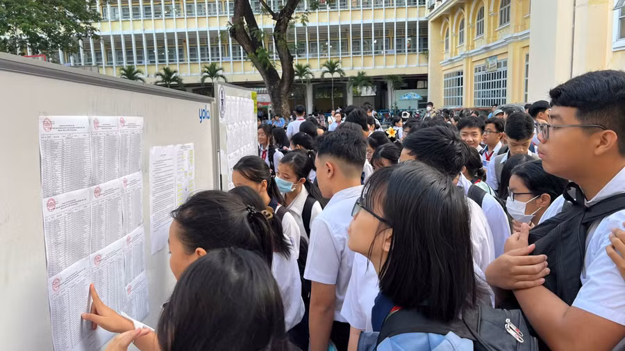 Thí sinh dự thi học sinh lớp 9 xem số báo danh tại điểm thi Trường THPT Trần Đại Nghĩa.