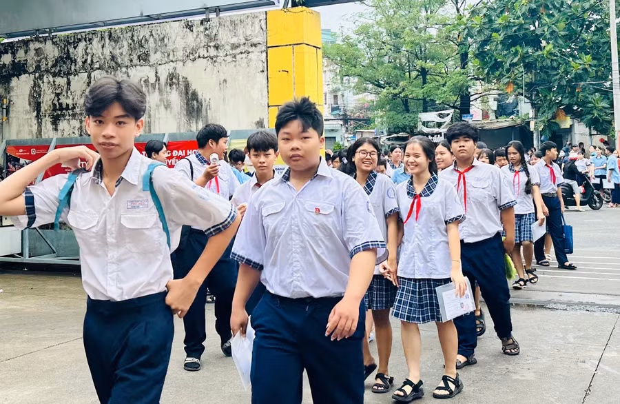 Thí sinh phấn khởi đến điểm thi Trường THPT Phước Long làm thủ tục dự thi.