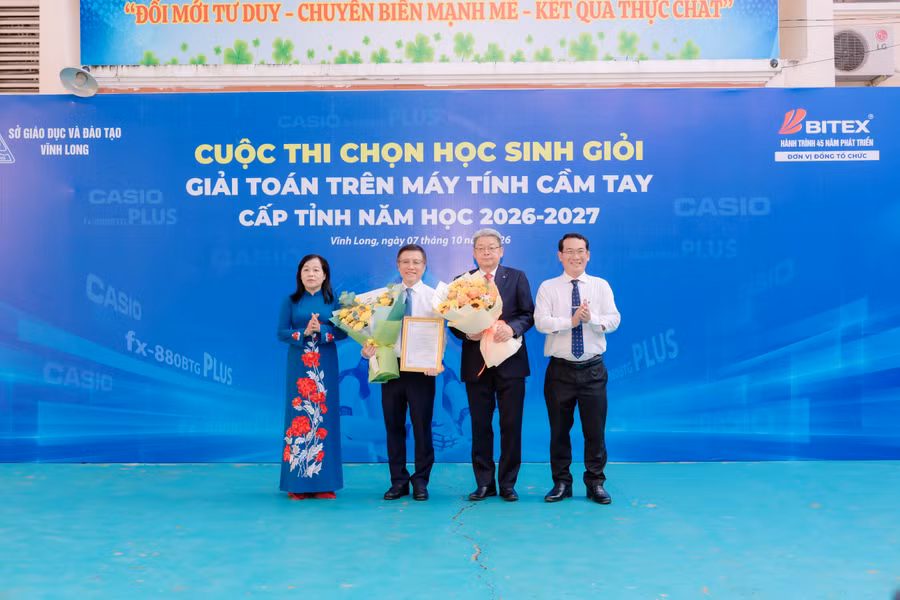 ong-nguyen-xuan-dung-ct-hdqt-bitex-va-ong-fumio-fujisaki-chu-tich-pilot-corporation-nhan-hoa-va-thu-cam-on-tu-so-gd-dt-vinh-long.jpg