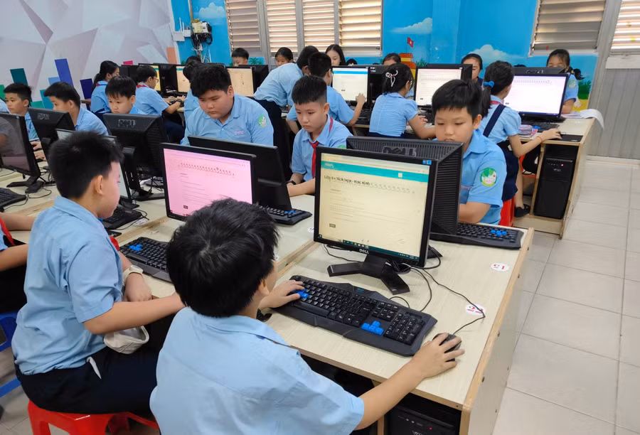Giờ học Tin học của học sinh TPHCM.
