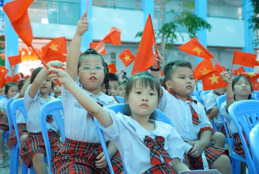 Học sinh Trường Tiểu học Trần Đại Nghĩa vui mừng trong ngày trường học khánh thành đưa vào sử dụng.