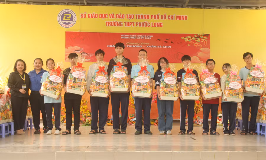 truong-hoc-tang-qua-tet-cho-hoc-sinh-ngheo.jpg