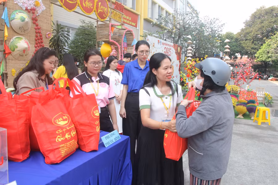truong-hoc-tang-qua-tet-cho-hoc-sinh-ngheo-4.jpg