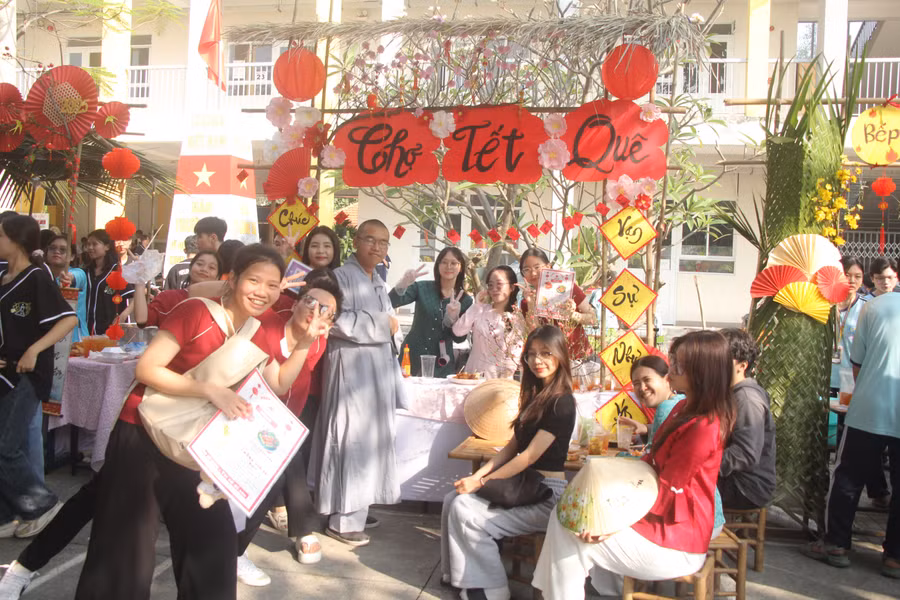 truong-hoc-tang-qua-tet-cho-hoc-sinh-ngheo-8.jpg