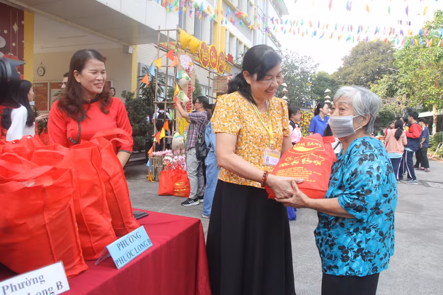 truong-hoc-tang-qua-tet-cho-hoc-sinh-ngheo-0.jpg