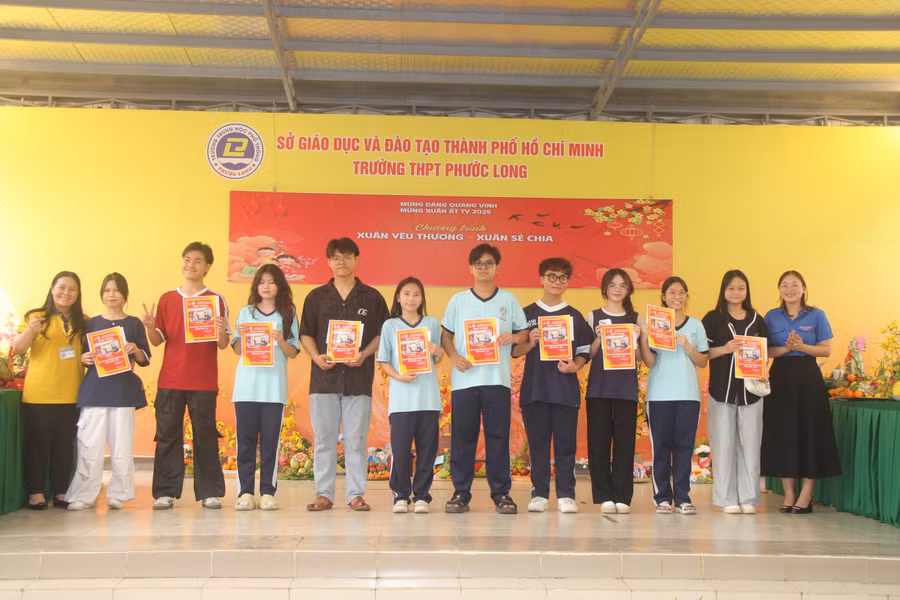 truong-hoc-tang-qua-tet-cho-hoc-sinh-ngheo-7.jpg