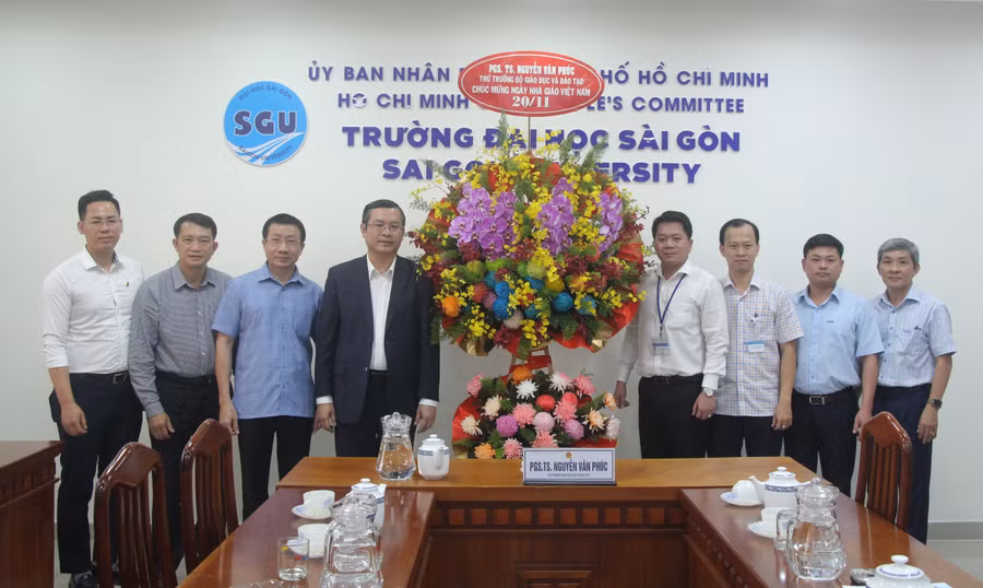 lanh-dao-bo-chuc-mung-ngay-nha-giao.jpg