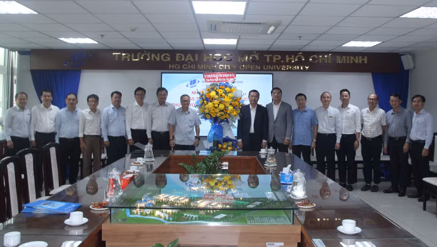 lanh-dao-bo-chuc-mung-ngay-nha-giao-2.jpg