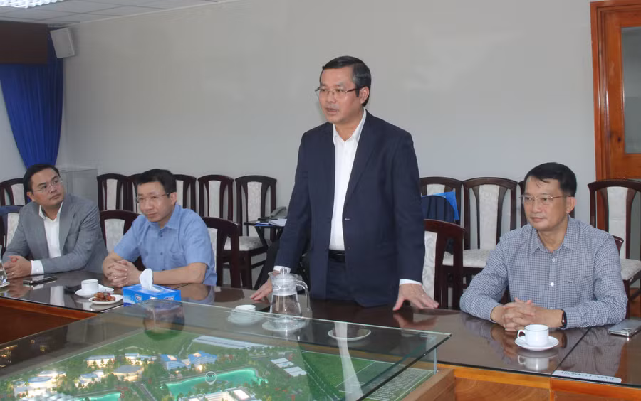 lanh-dao-bo-chuc-mung-ngay-nha-giao-1.jpg