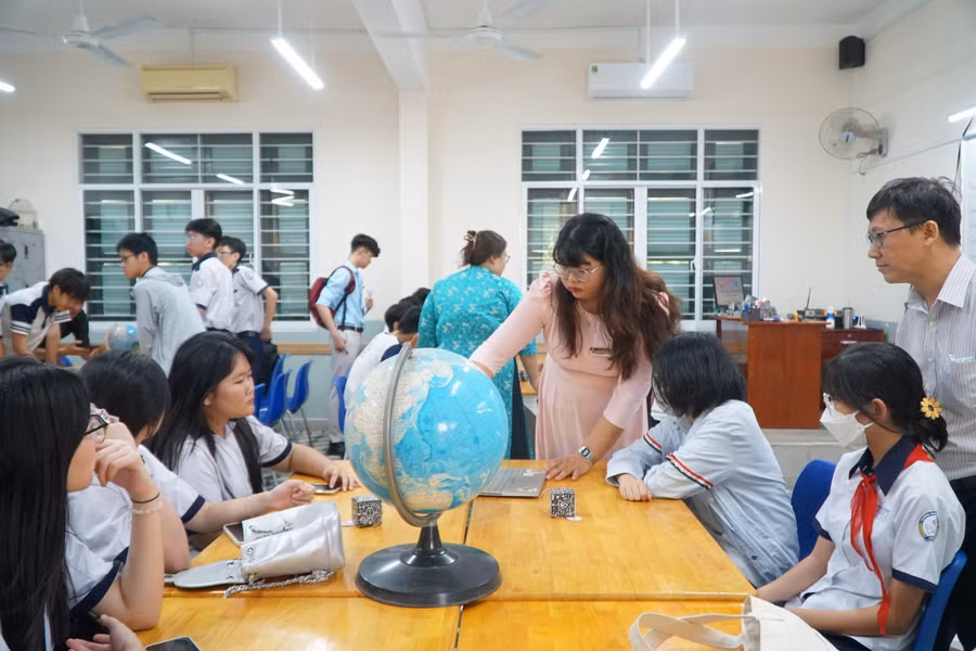 Học sinh THCS tham quan, học thử tại Trường THPT Lê Quý Đôn (Quận 3, TPHCM). (Ảnh: M.A)